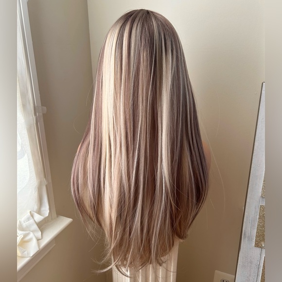 Long Blonde with Low Lights Lace Front Middle Part Synthetic Wig 28” New! - Picture 8 of 9